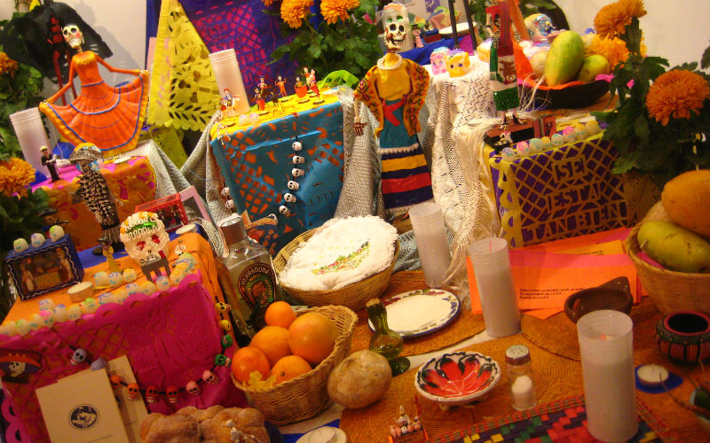 Dia-de-los-Muertos-Ofrenda