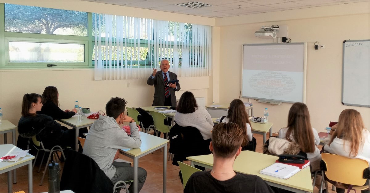 ΤΑ ΠΡΩΤΑ ΕΠΑΓΓΕΛΜΑΤΙΚΑ ΒΗΜΑΤΑ ΣΤΟΝ ΟΙΚΟΝΟΜΙΚΟ ΚΛΑΔΟ